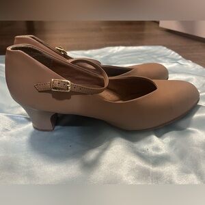 Capezio Footlight 1.5” Character shoes sz 10 women’s style 550